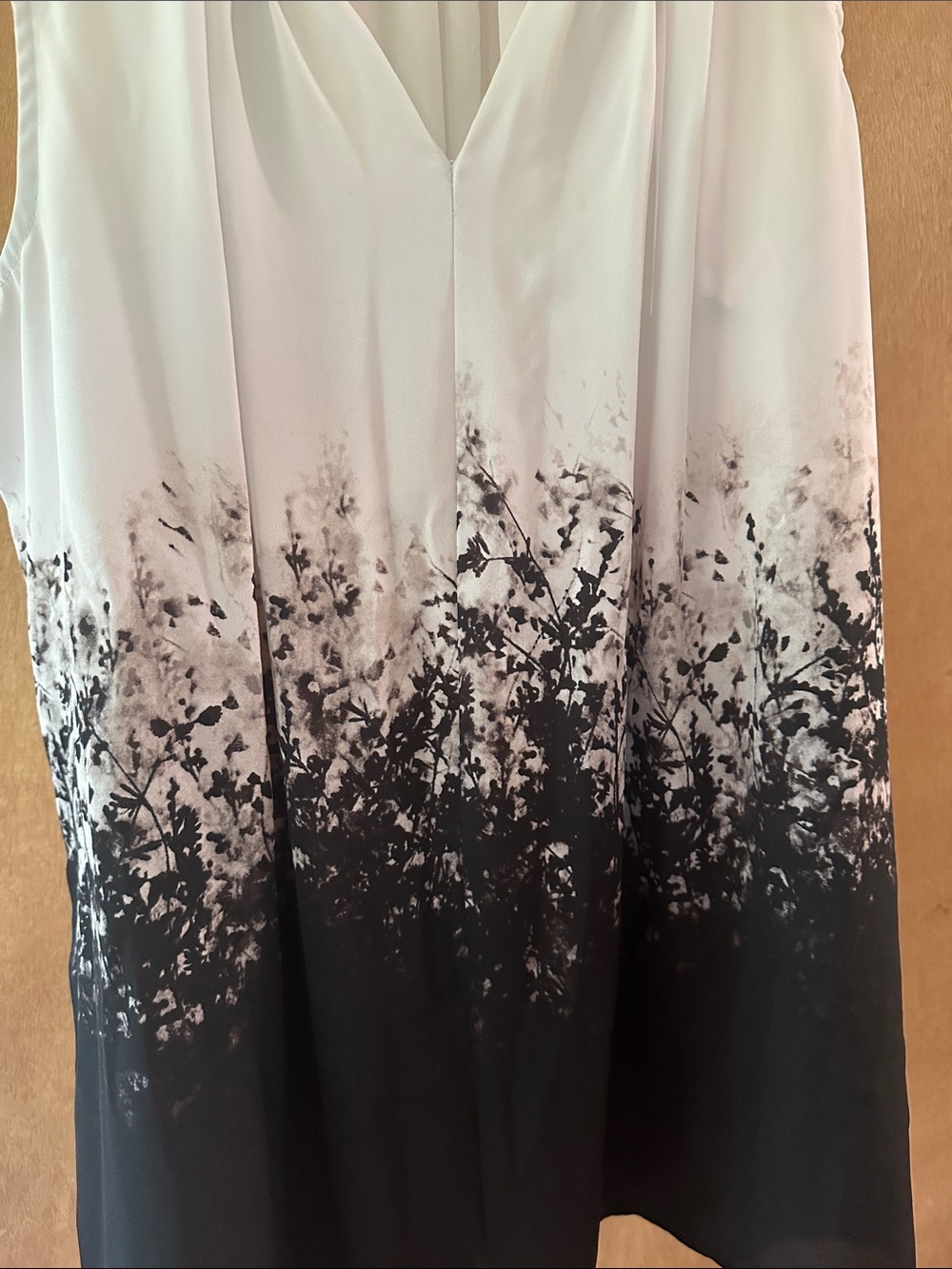Simply Vera Vera Wang White and Black Ombre Sleeveless V-Neck Top - Picture 3 of 7